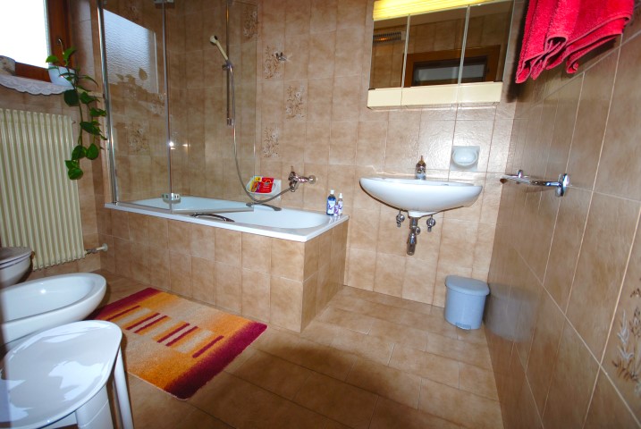 Bad mit Badewanne und Duschwand Wohnung Alpenrose